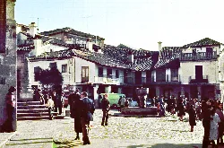 Square with people and old buildings in Guadalupe, Cáceres.