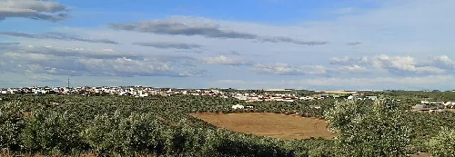Panorámica de La Victoria con campos y pueblo en el horizonte.