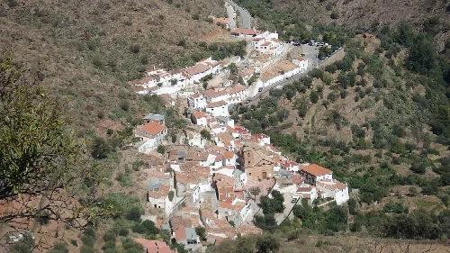 Vista aérea de Laroya en la sierra con casas blancas y vegetación.