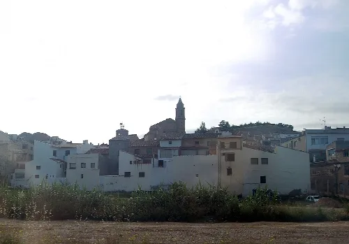 Weiße Häuser und ein Kirchturm in Híjar, Teruel.