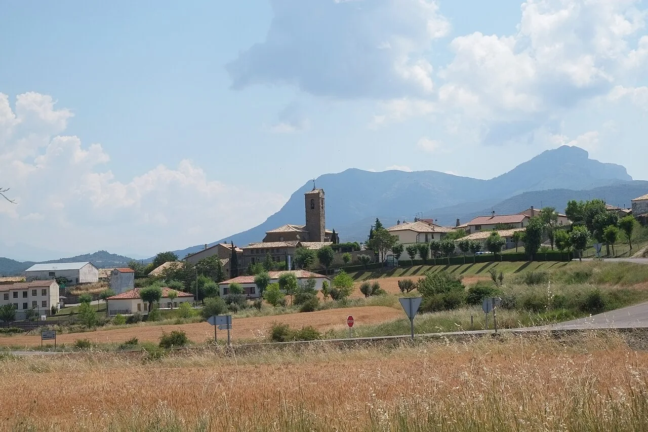 Pueblo con iglesia y montañas en el fondo en Huesca, Aragón