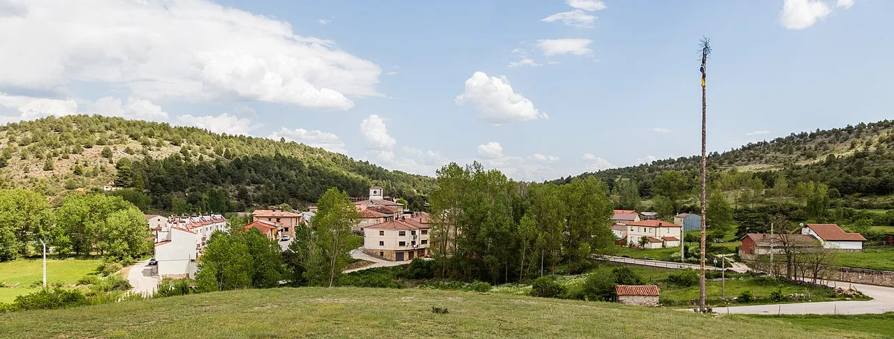 Landschaft mit Häusern und grünen Hügeln in Vadillo, Soria.