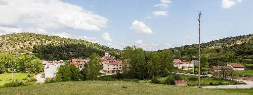 Landschaft mit Häusern und grünen Hügeln in Vadillo, Soria.