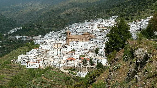 Vista panorámica de Ohanes con casas blancas en las montañas.