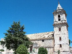 Steinernes Kirche mit Turm und Bäumen in Luque, Córdoba, Spanien.