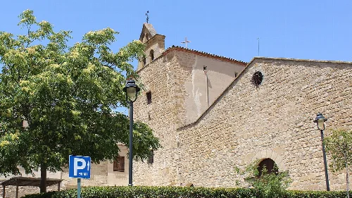 Kirche Santo Tomás Apóstol mit Turm und Platz in Santo Tomé, Jaén.