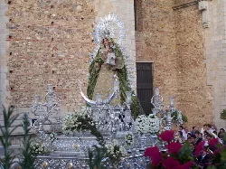 Una estatua de la Virgen del Rosario en una procesión en Aracena.