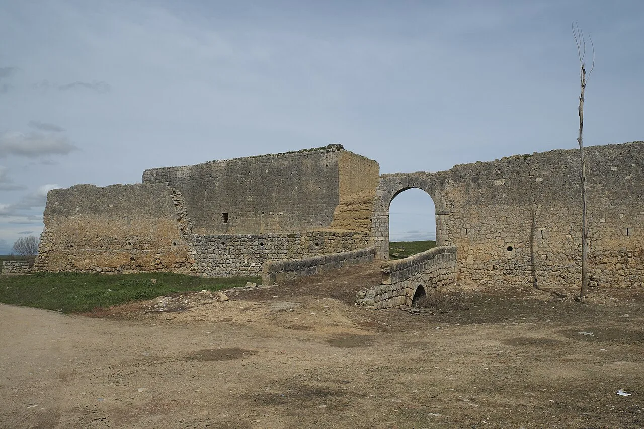 Ruinen eines Schlosses mit einem gewölbten Eingang und Steinmauer.