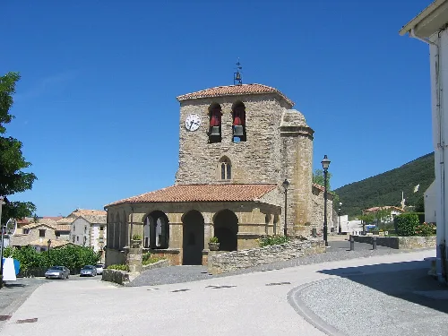 Santa Eufemia Kirche mit Turm und Uhr in Tiebas-Muruarte de Reta.