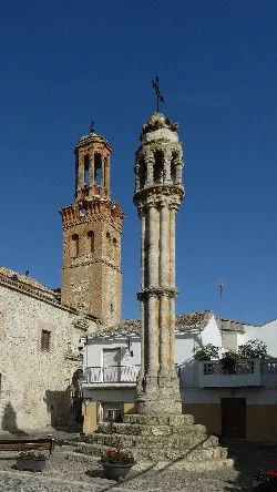 Rollo gótico y torre mudejar en la plaza de Ocaña.