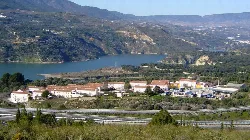 Vista de Peloteos, embalse de Béznar y montañas en Granada.