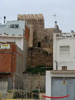Burg von Alfarp zwischen modernen Häusern am Fluss Magro.