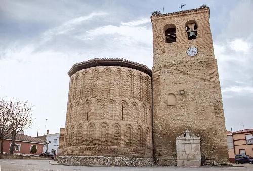 Iglesia de Santiago Apóstol en Alcazarén con torre y fachada de piedra.