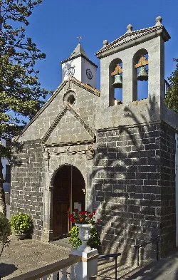 Iglesia de Santa Úrsula con campanario y fachada de piedra.