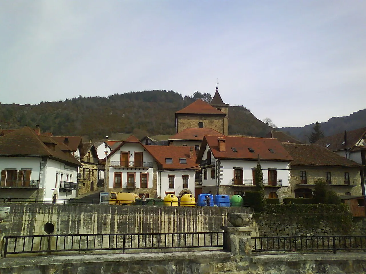 Casas blancas y una iglesia en Ezkaroz, Navarra.