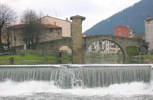 Puente de piedra con un arco y una torre en Balmaseda-Valmaseda
