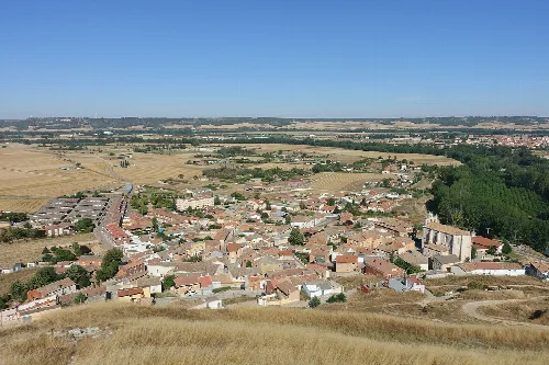Aerial view of Tariego de Cerrato with houses and rural fields.