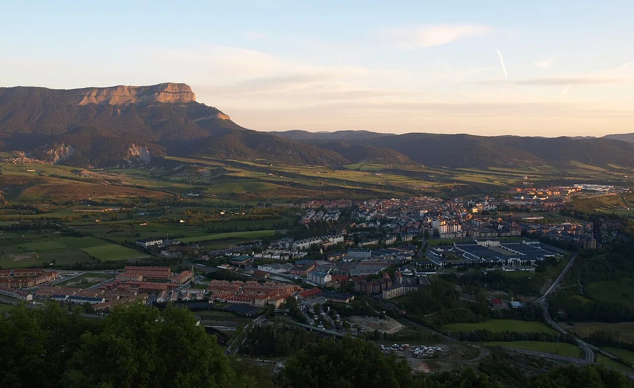 Vista panorámica de Jaca con montañas y ciudad en primer plano.