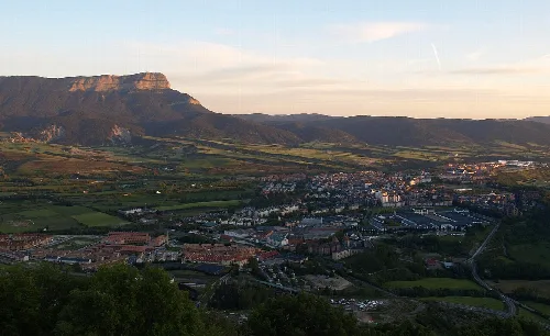 Panoramic view of Jaca with mountains and city in the foreground.