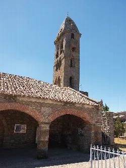 Steinerner Turm der Kirche der Himmelfahrt in Mombuey, Zamora.