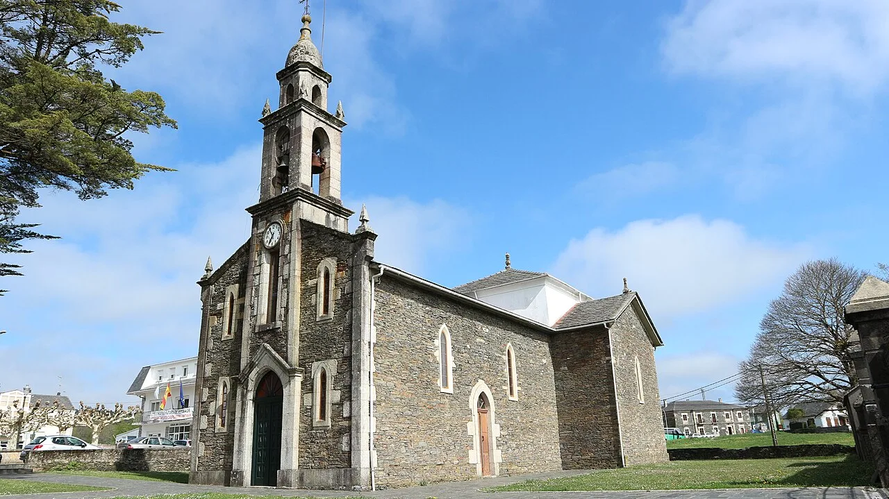 Santa María de Xermade Kirche mit Turm und Steinfassade.